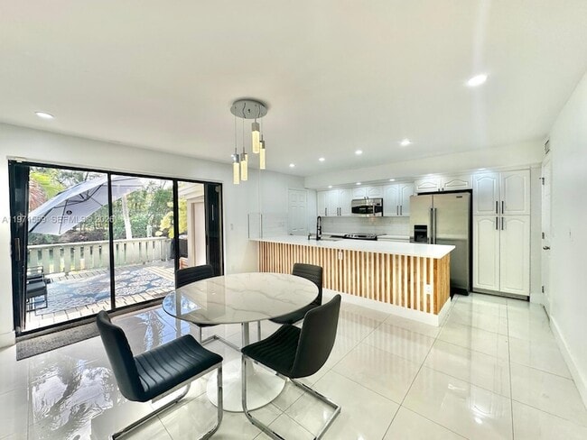 Building Photo - 3736 NE 166th St