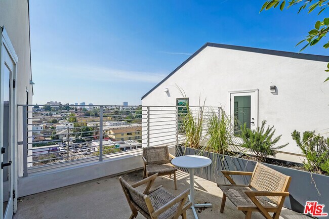 Building Photo - 611 N Virgil Ave