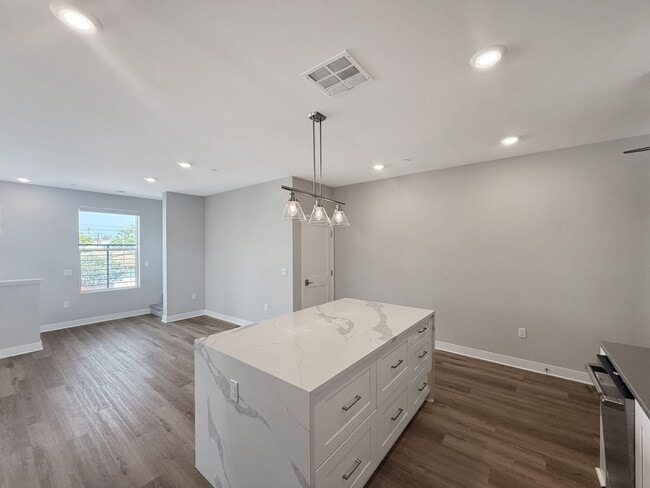 Building Photo - Stunning 3B/2.5BA Townhome in Oceanside fo...