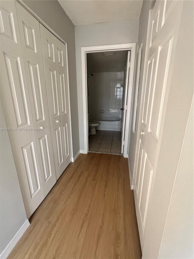 Building Photo - 2033 SE 10th Ave