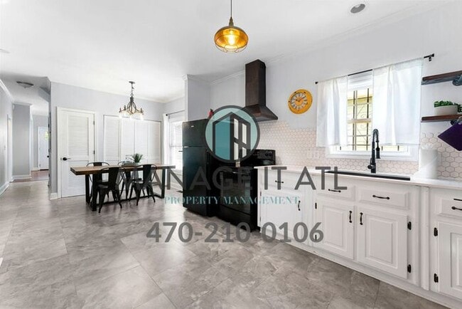 Building Photo - Cozy 3 bedroom house located one block from the Beltline!
