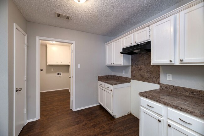 Building Photo - AVAILABLE NOW! NICE 3 BEDROOM HOME LOCATED IN ARLINGTON, TEXAS!