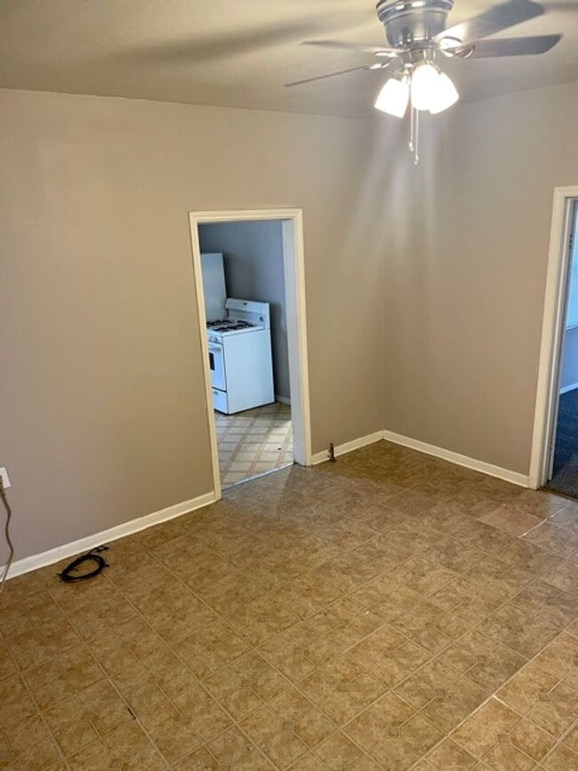 Building Photo - Mid August Move In