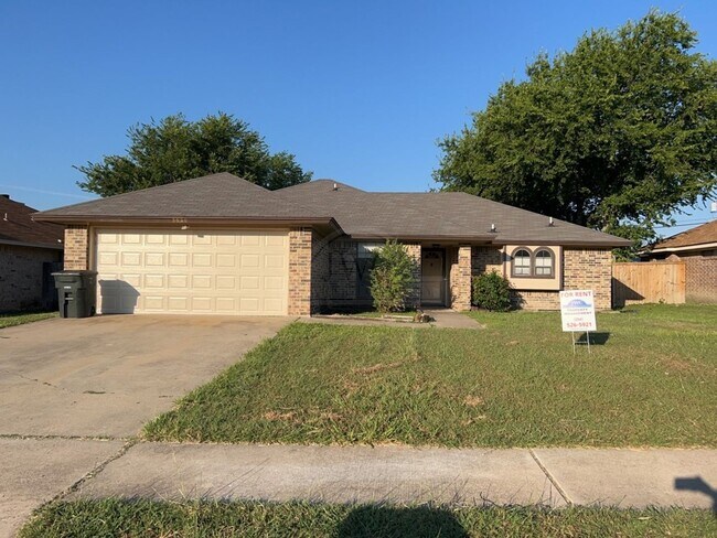 Primary Photo - 3820 Water Oak Dr