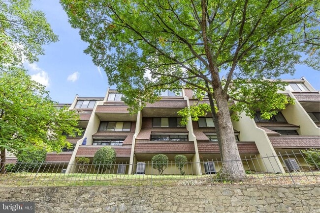 Building Photo - 2216 S Quincy St