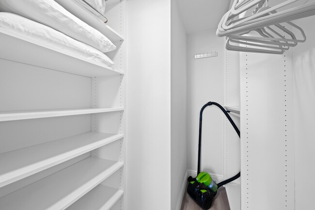 Building Photo - 720 S Sapodilla Ave