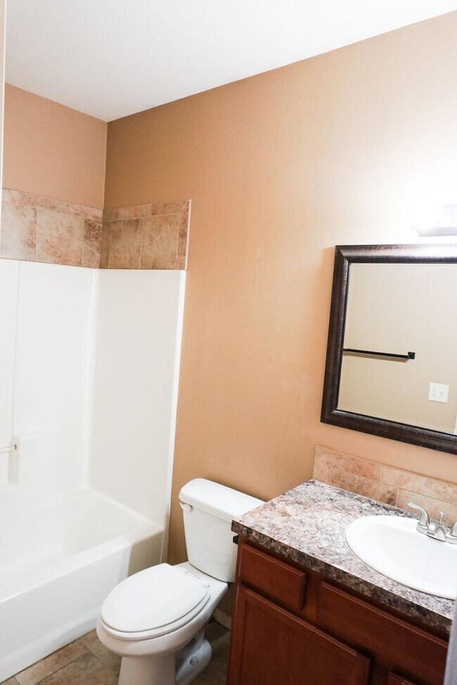 Building Photo - 3-Bed Duplex w Garage + Fenced Yard + Balc...