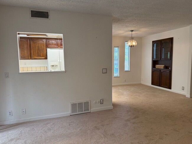 Building Photo - 1670 Sqft. 3 Bedroom, 2 Bath Gated Townhome for Rent in Citrus Heights.