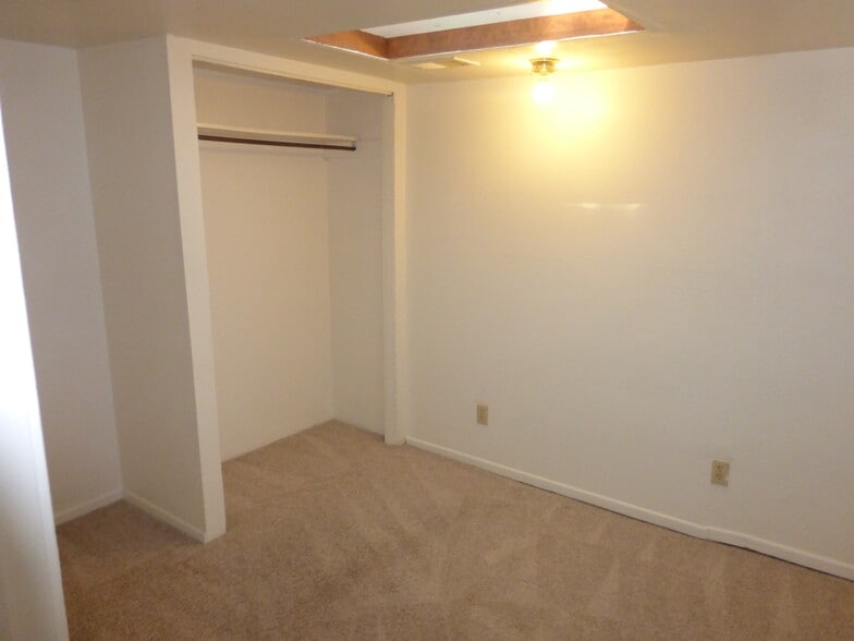 Building Photo - 906 S Farmer Ave