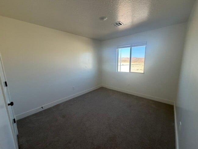 Building Photo - Townhome in South Desert