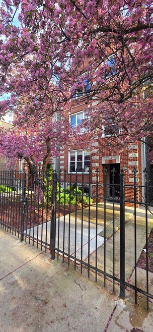 Building Photo - 1443 W Walton St