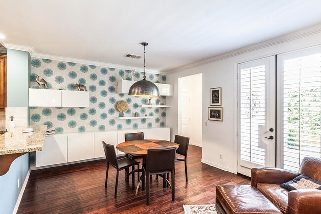 Building Photo - Large 3 Bed 2.5 Bath Home Available In Eas...