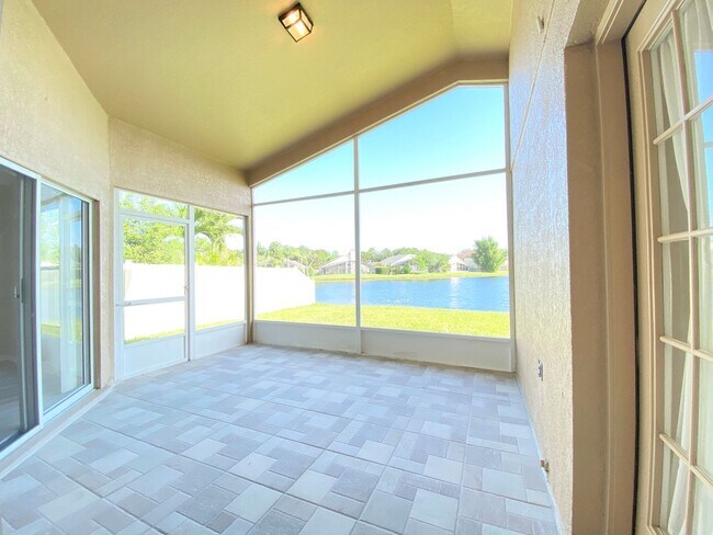 Building Photo - Beautiful Home with Water View in Waterford Lakes!