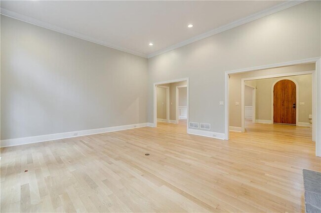 Building Photo - 960 Landmark Dr NE