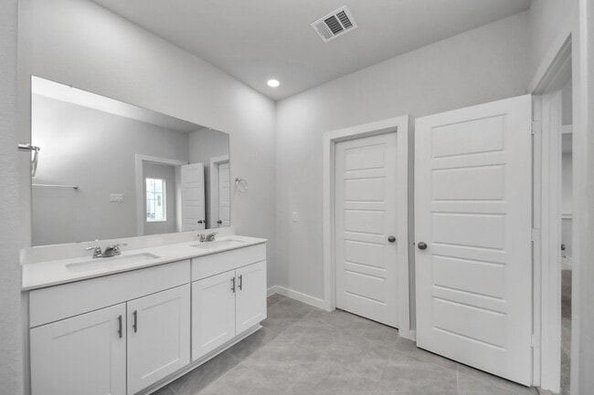 Building Photo - 3830 Glossy Lk Dr