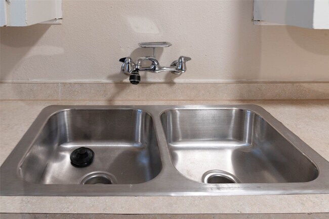 Building Photo - 405 W Clay St