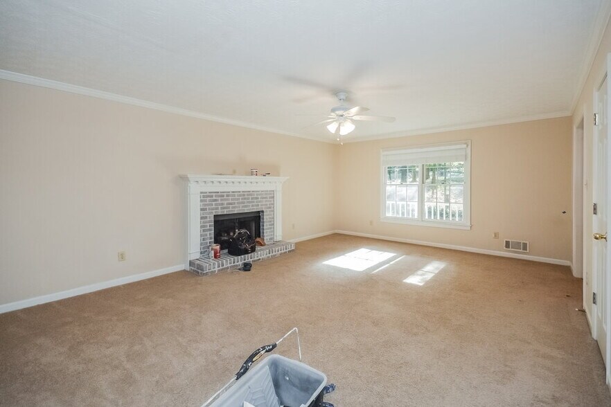 Building Photo - 175 Meadowbrook Dr