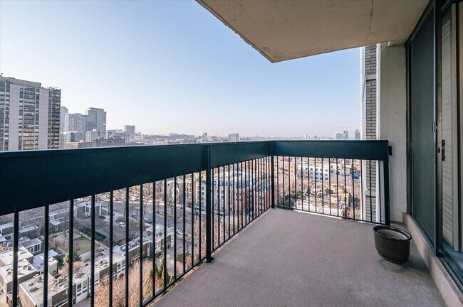 Building Photo - 1460 N Sandburg Terrace