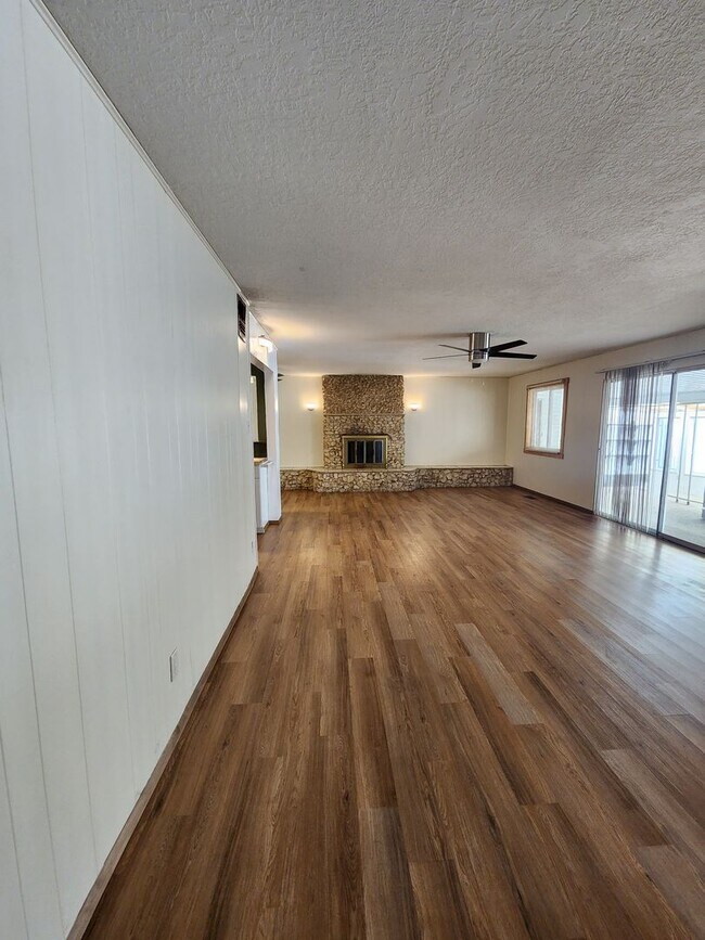 Building Photo - 3 Bedroom 2 Bathroom