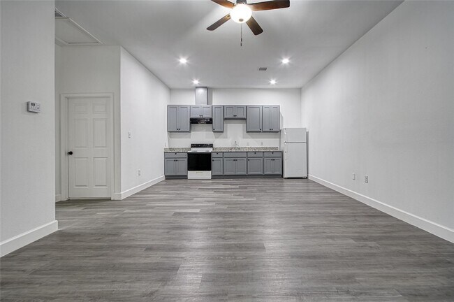 Building Photo - 14310 1/2 Sweeney Rd