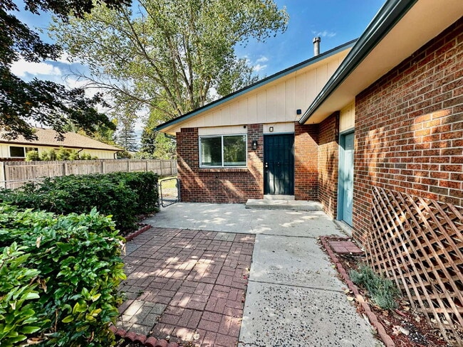 Building Photo - AVAILABLE OCTOBER! Wonderful 3 bed/2 bath ...