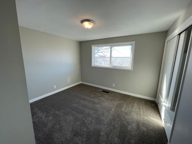 Building Photo - 4 Bed/1.5 Home Bath in Ogden