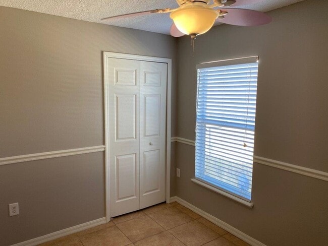 Building Photo - 1123 Breezy Knoll St