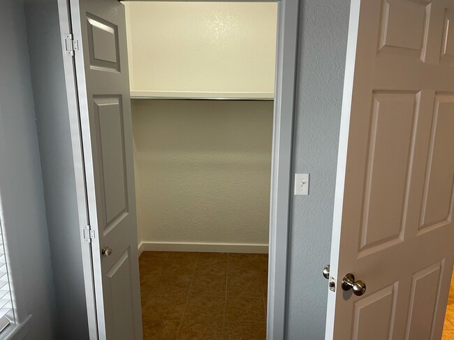 Building Photo - 9969 Glen Rd