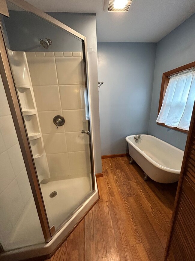 Building Photo - 3 bedroom 1 bathroom House