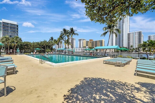 Building Photo - 1000 Parkview Dr