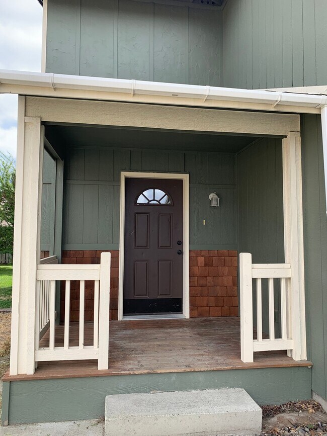 Building Photo - 404 River Ave