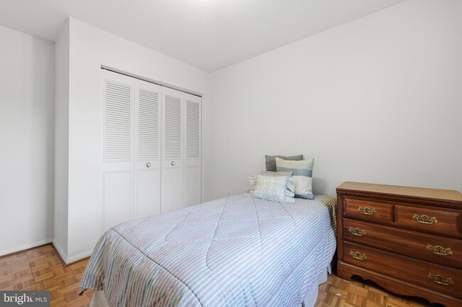 Building Photo - 8350 Glastonbury Ct