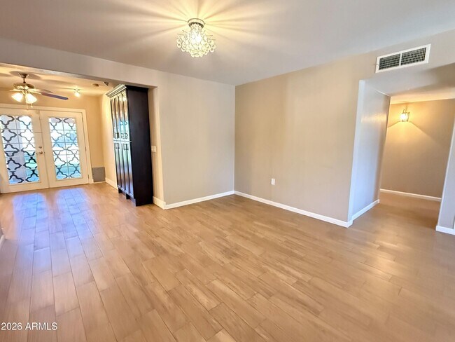 Building Photo - 5212 E Cambridge Ave