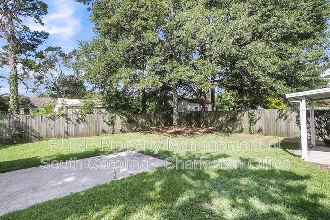 Building Photo - 9870 Levenshall Dr