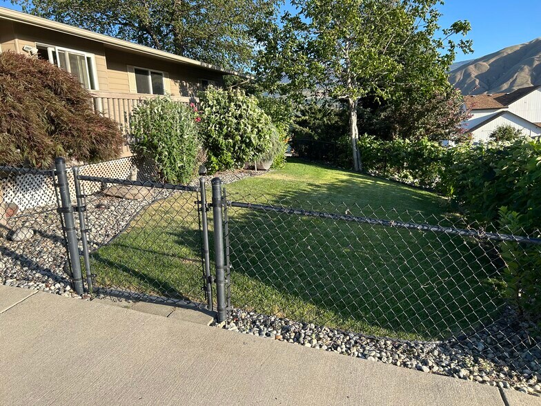 Back Yard - 632 S Lawler Ave