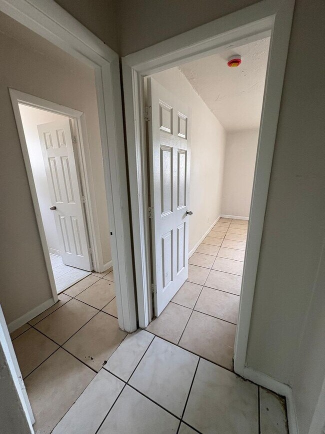 Building Photo - 900 NW