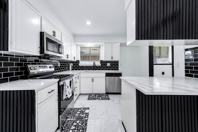 Building Photo - 1616 Redway Ln