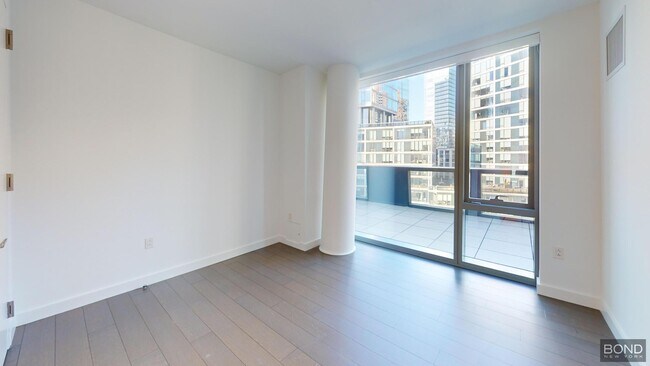 Building Photo - 635 W 59th St