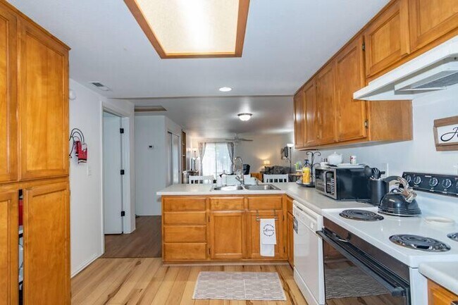 Building Photo - 565 Primrose Dr