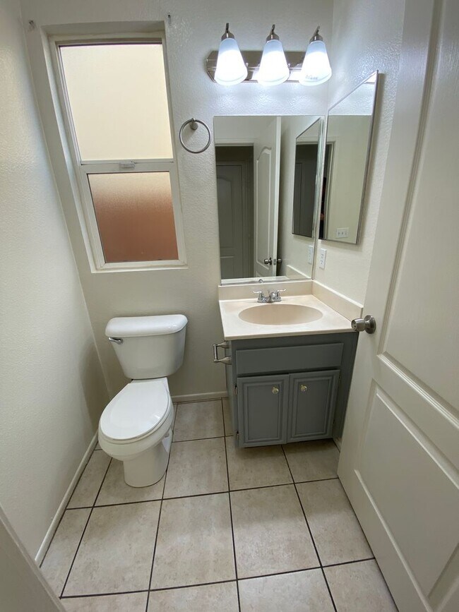 Building Photo - Beautiful 3 Bedrooms in Granite Hills