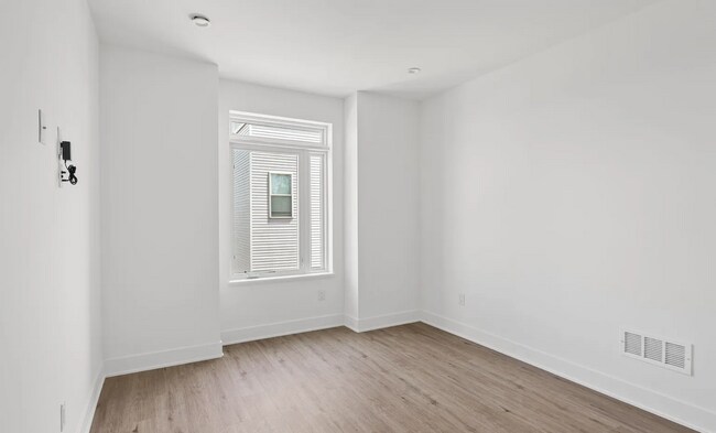 Building Photo - 1546 N Darien St