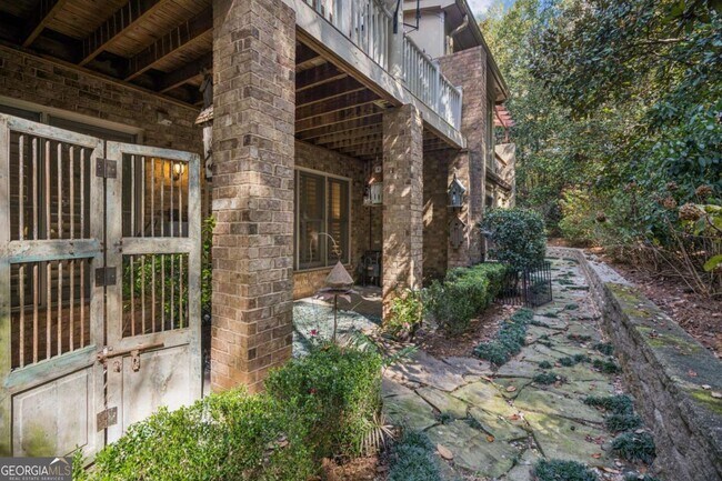 Building Photo - 9026 Riverbend Manor