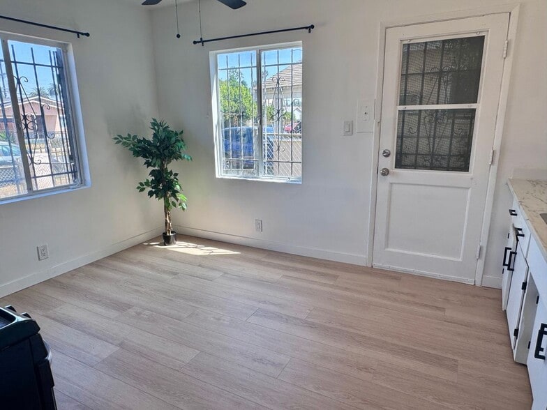 Building Photo - 1542 W 60th St