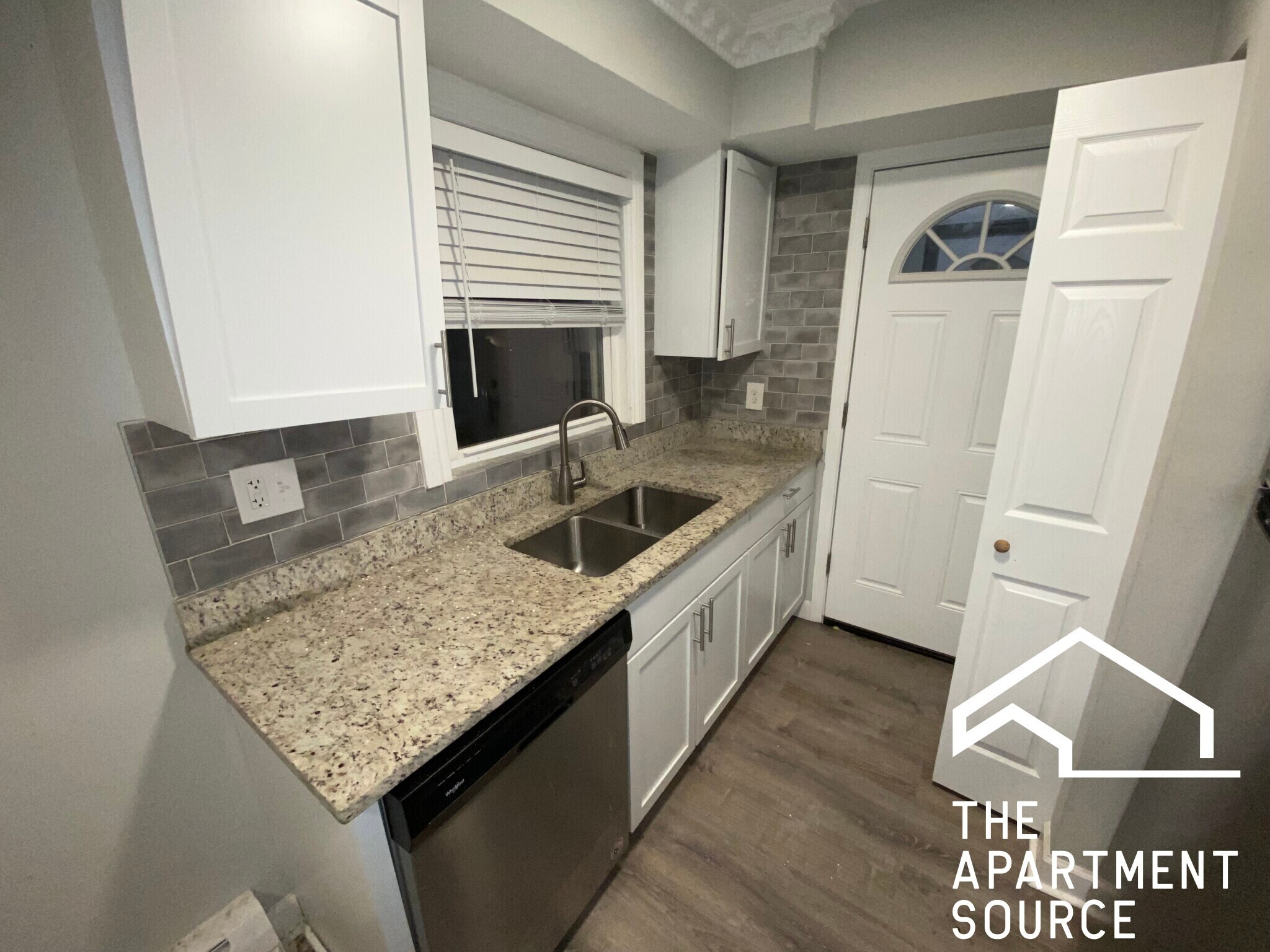 Building Photo - 1321 W Sherwin Ave