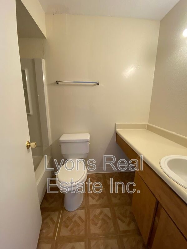 Building Photo - 2855 Winkler Ave