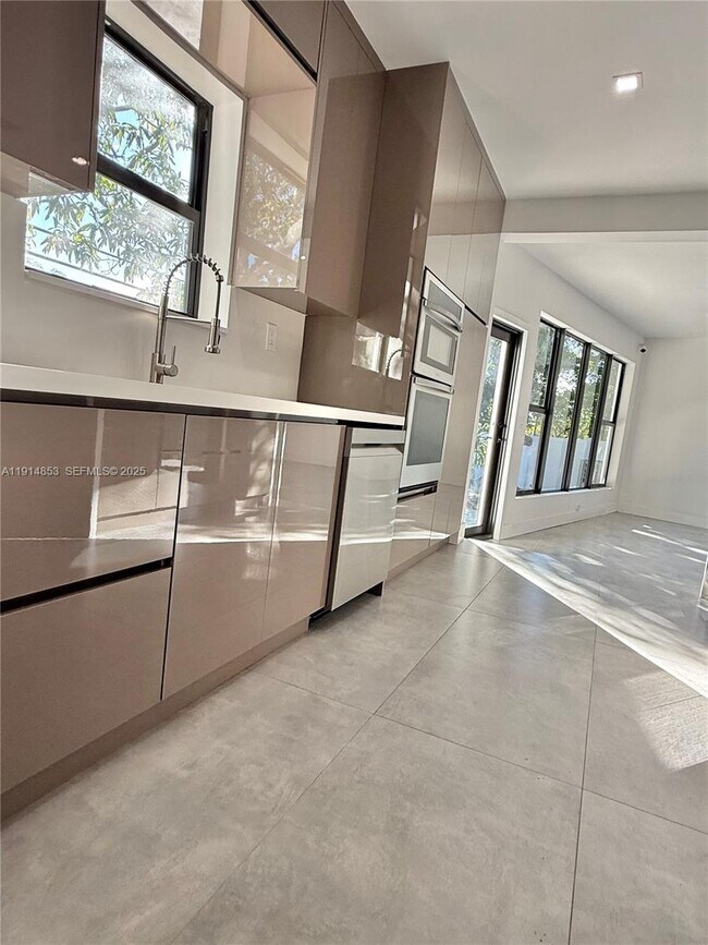 Building Photo - 12615 N Miami Ave