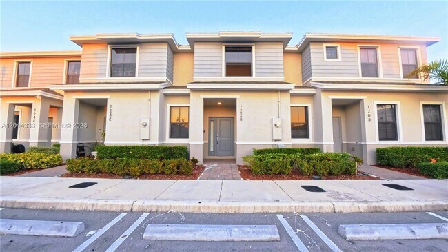 Building Photo - 1232 NE 5th Ct
