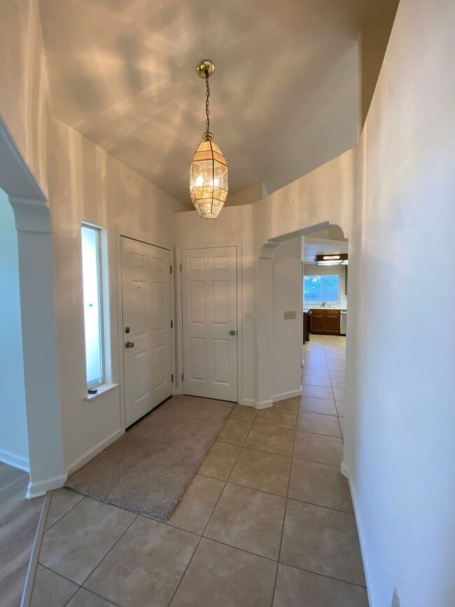 Building Photo - Vacaville 3bed/2bath home! Open floor plan...