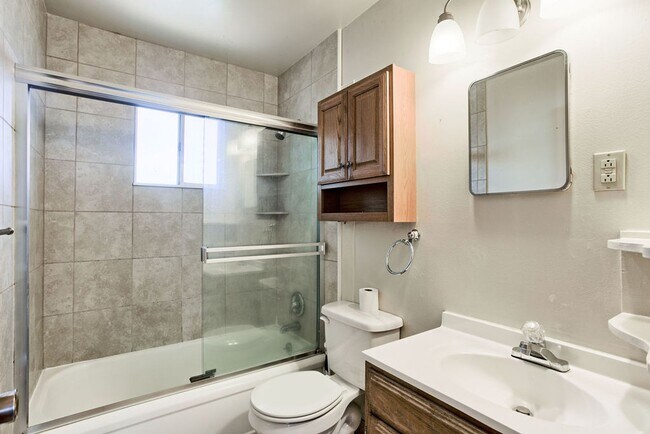 Building Photo - 2110 Applewood Rd