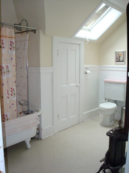bath with tub shower - 207 N 3rd St